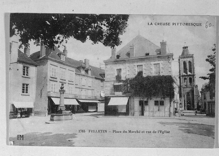 Vue partielle de la place, prise depuis le nord, et montrant la fontaine Courtaud.