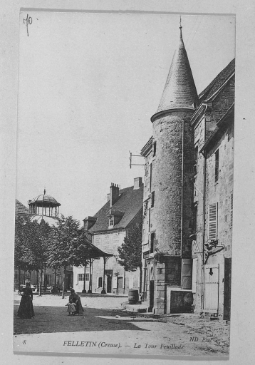 Rue du Clocher ; 3 Place Courtaud. Hôtel (section AM 42). Vue partielle depuis la rue du Clocher montrant la tour en demi-hors-oeuvre abritant l'escalier en vis en pierre et appelée 'tour Feuillade'.