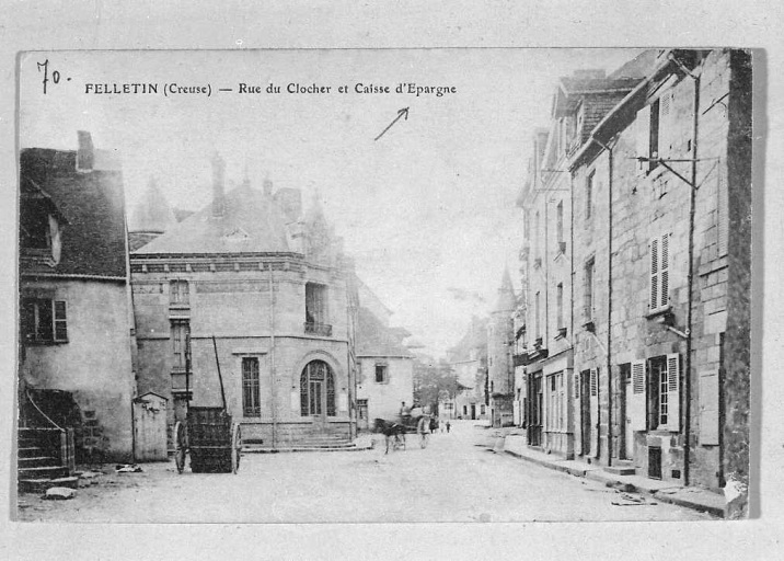 Rue du Clocher. Vue de la rue prise depuis l'église et montrant la Caisse d'Epargne située, à gauche, entre deux maisons bien remaniées aujourd'hui.