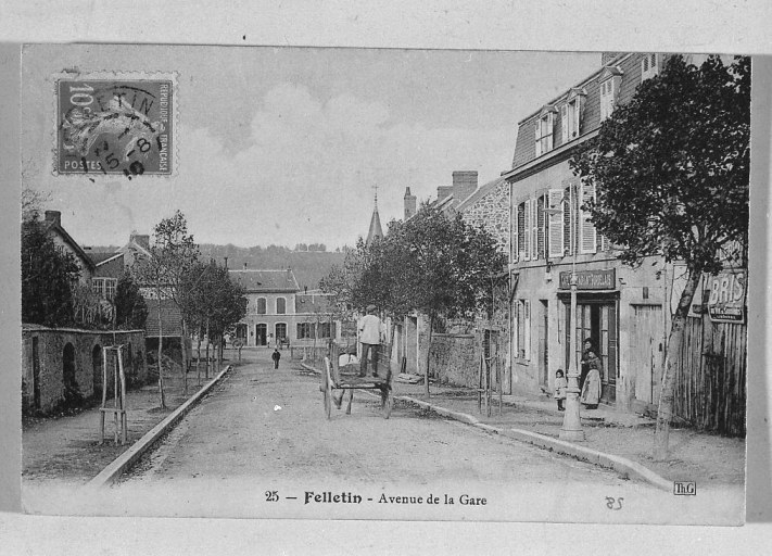 Café restaurant 'le Bordelais' : 14 avenue de la Gare. Vue de l'avenue montrant à droite l'établissement.