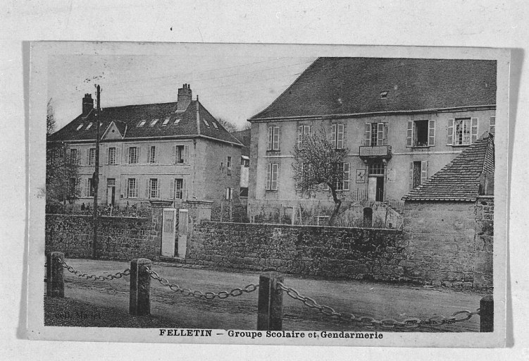 Vue rapprochée de l'hôtel Morin d'Arfeuille, prise au début du siècle, à l'époque où il abritait la gendarmerie (vue moins ancienne que la précédente, car la lucarne centrale a été supprimée).