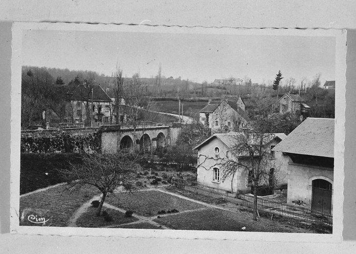 Vue, depuis le sud, montrant le pont des Malades et deux des trois bâtiments constituant l'abattoir ; le bâtiment situé à droite est aujourd'hui démoli.