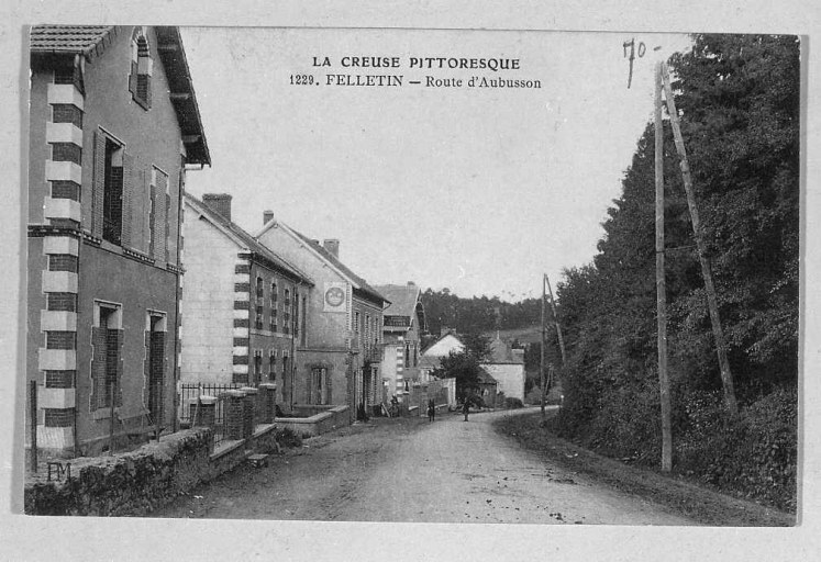 Route d'Aubusson. Vue d'ensemble depuis le sud montrant plusieurs maisons, de type 'villas', présentant un décor de brique, au niveau des chaînages d'angle et de l'encadrement des baies.