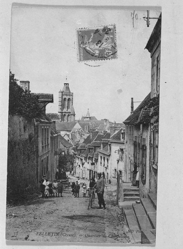 Rue de Chanteloube. Vue d'ensemble depuis le sud montrant une enfilade de maisons aux toits dotés de lucarnes.