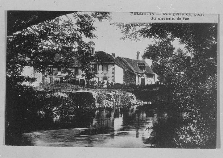 Vue prise depuis le pont de chemin de fer et montrant un ensemble de maisons ou fermes.