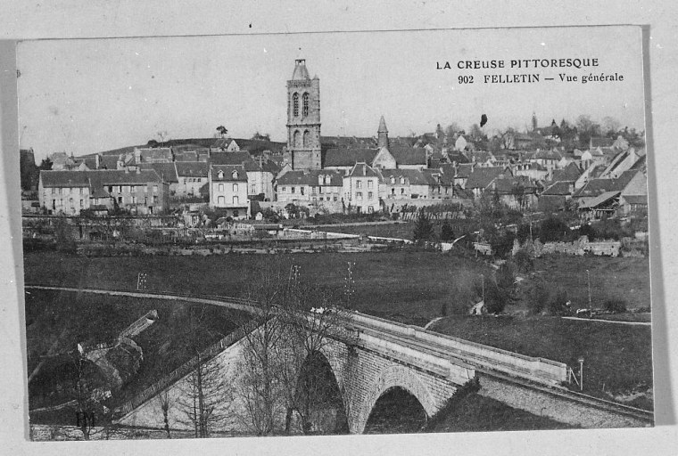 Vue de la ville depuis l'ouest avec en premier plan, le pont de chemin de fer.