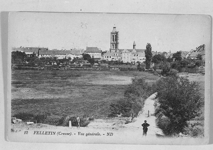 Vue générale de la ville, depuis l'ouest, avec, en premier plan, un chemin (vraisemblablement la partie basse de la charrières des Orties, agrandie ultérieurement et devenue la rue Soeur-Alphonse).