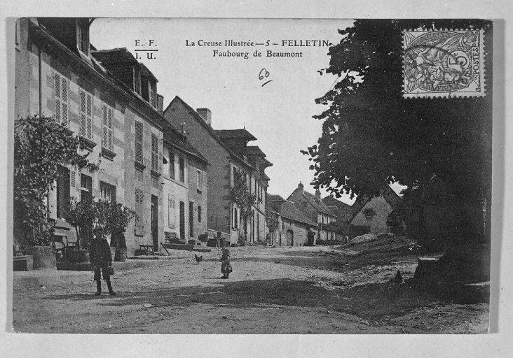 Vue partielle depuis l'est ; cette vue montre en arrière-plan, respectivement, à gauche et à droite : l'ancien presbytère de Beaumont et à droite, une maison basse, réhabilitée ultérieurement et agrandie d'un étage.