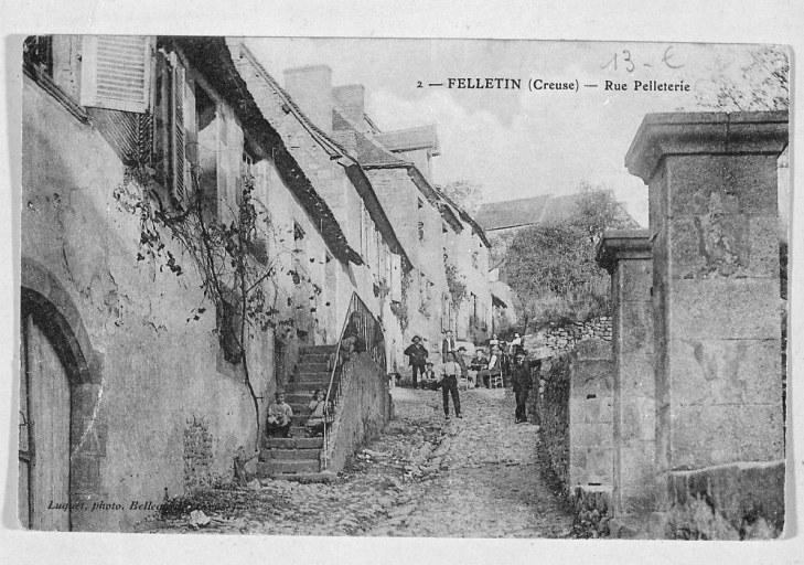 Rue Pelleterie. Vue partielle, depuis le bas de la rue, montrant l'enfilade des maisons du côté nord. Se le côté sud est visible un mur de clôture avec deux piles en pierre (ancienne porte de jardin?), aujourd'hui démoli.