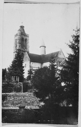 Autre vue partielle, prise depuis le sud-est, montrant les parties hautes du clocher, les toitures du transept sud et du choeur et le clocheton de la croisée du transept.