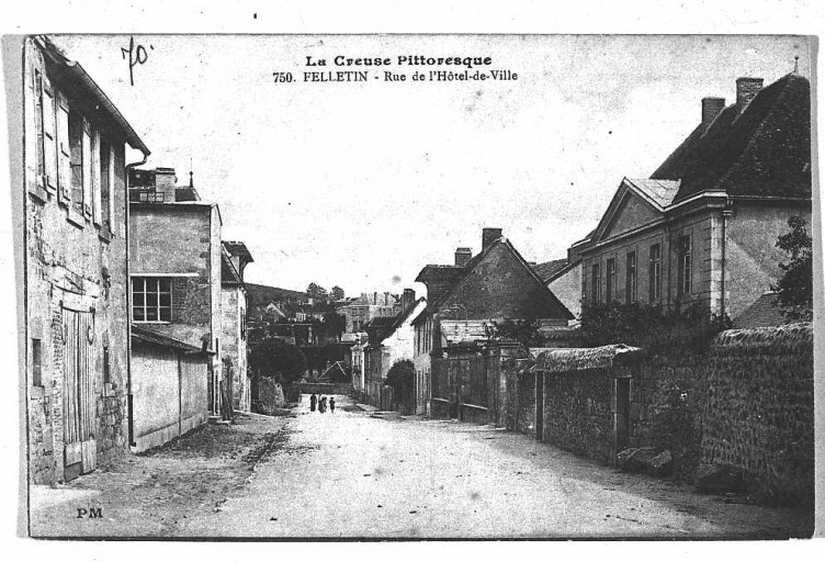 Rue des Fossés. Vue de la rue appelée autrefois 'rue de l'Hôtel-de-Ville' et montrant à droite l'édifice éponyme.