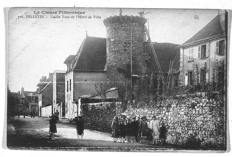 Vue d'une tour située à l'ouest (seule tour encore visible de nos jours) ; le document montre cette tour en cours de restauration.