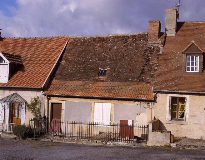 Beaumont Vue d'une maison en rez-de-chaussée et étage de comble.