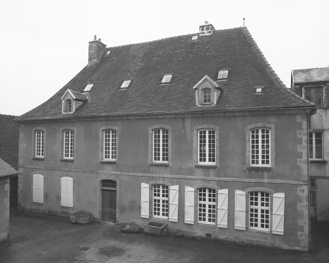 Vue d'ensemble de l'élévation antérieure donnant sur la cour et accessible depuis la rue Feydeau.