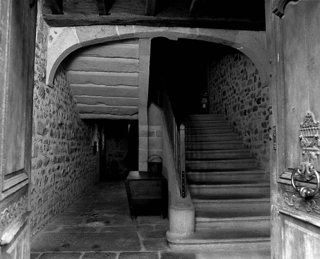 Rez-de-chaussée. Vue d'ensemble du vestibule et de l'escalier en pierre, tournant à volées droites.
