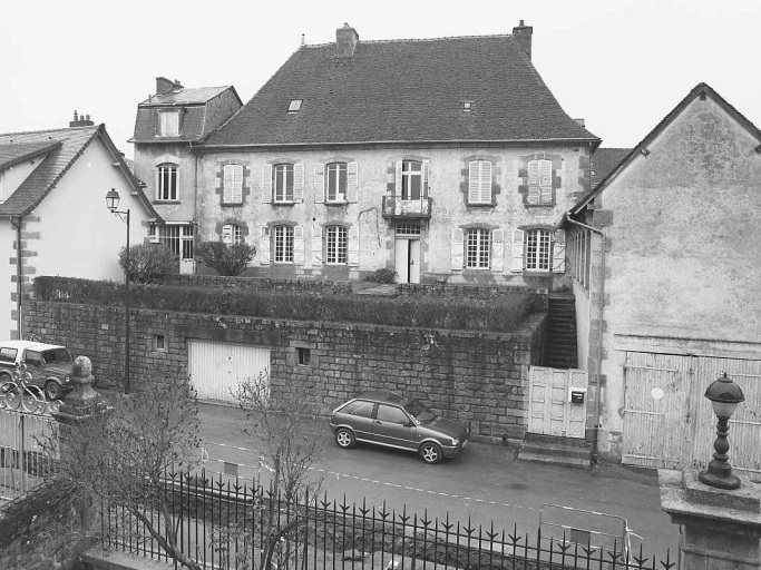 Vue d'ensemble de l'élévation donnant sur le jardin et accessible depuis la rue des Fossés.