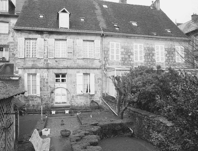 7, 9 place Courtaud. Maison (AL, 13, 14, 15, 16). (Groupe E1). Maison de type résidentiel (actuellement divisée en deux parcelles), à un étage carré et construite dans la partie intra-muros. Vue d'ensemble de l'élévation donnant sur le jardin.