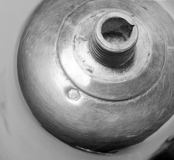 Détail du poinçon de titre sous la coupe.