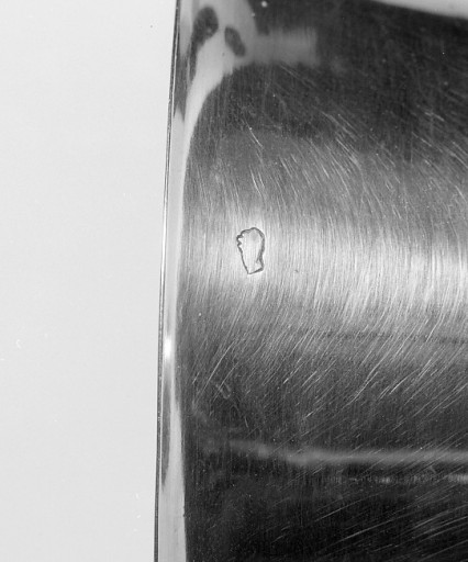 Détail d'un poinçon, très effacé, sur le bord de la coupe.