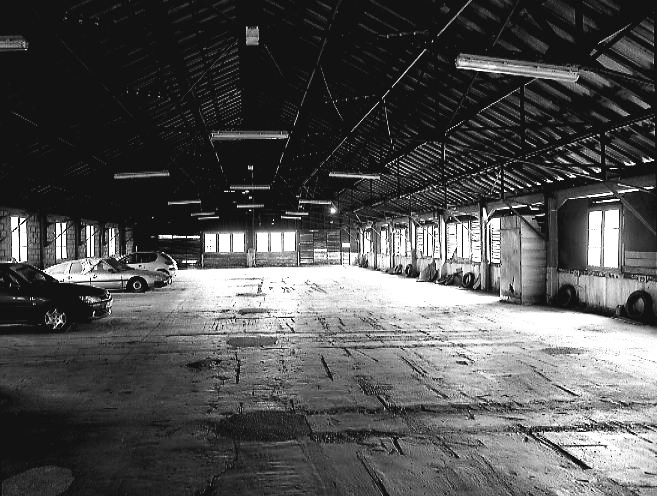 Le séchoir construit au dessus des ateliers en 1946, transformé en aire de stationnement.
