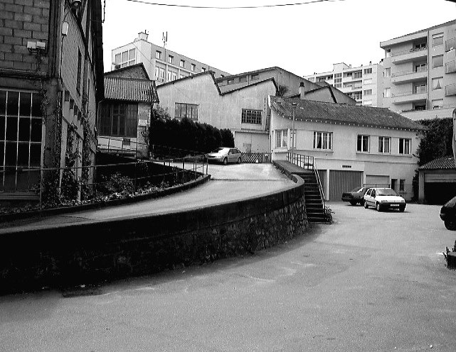 A gauche l'angle nord-est des ateliers construits entre 1927 et 1931, à droite les ateliers couverts de sheds.