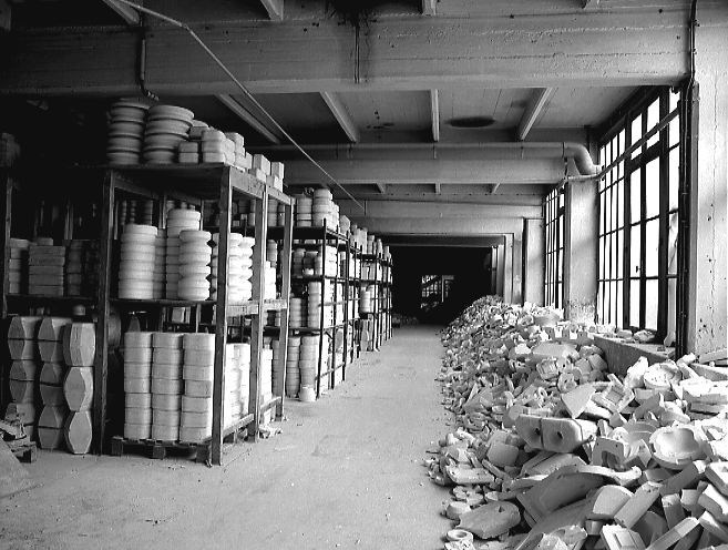 Le rez-de-chaussée des ateliers de 1927-1931 : stockage des moules en plâtre pour le coulage de porcelaine, en cours de tri après la fermeture de l'usine.
