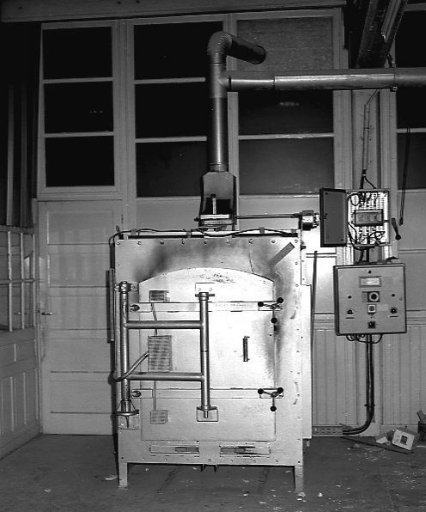 Four-cellule pour la cuisson des décors, porte fermée.