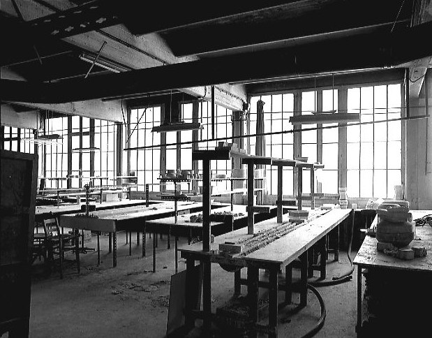 Atelier de coulage de l'usine de porcelaine : tables de coulage.