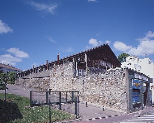 Les ateliers reconstruits entre 1927 et 1931, surmontés du séchoir de 1946 : vue du sud, depuis la rue de la Réforme.