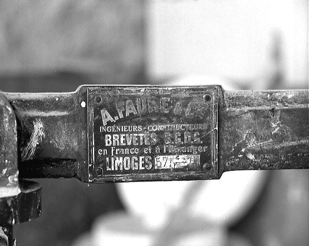 La plaque signalétique fixée sur le porte-estèque.