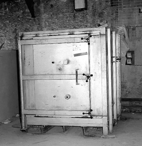 Four-cellule pour la cuisson de l'émail, porte fermée.