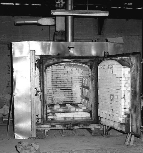 Four-cellule pour la cuisson de l'émail, porte ouverte.