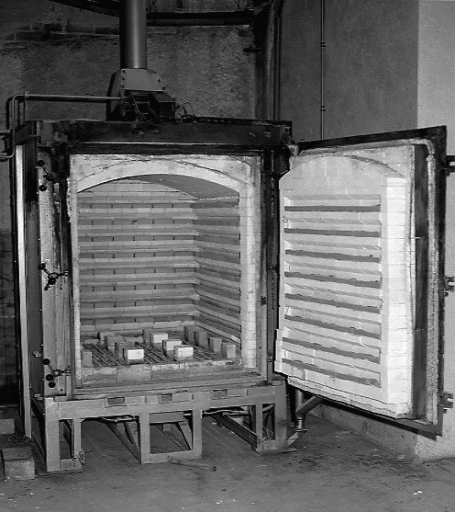Four-cellule pour la cuisson de dégourdi, porte ouverte.