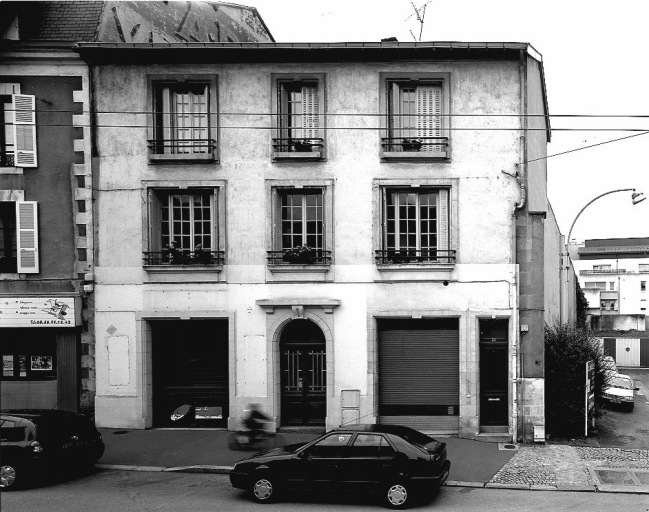 Façade antérieure des bureaux et logements, rue François-Chénieux.