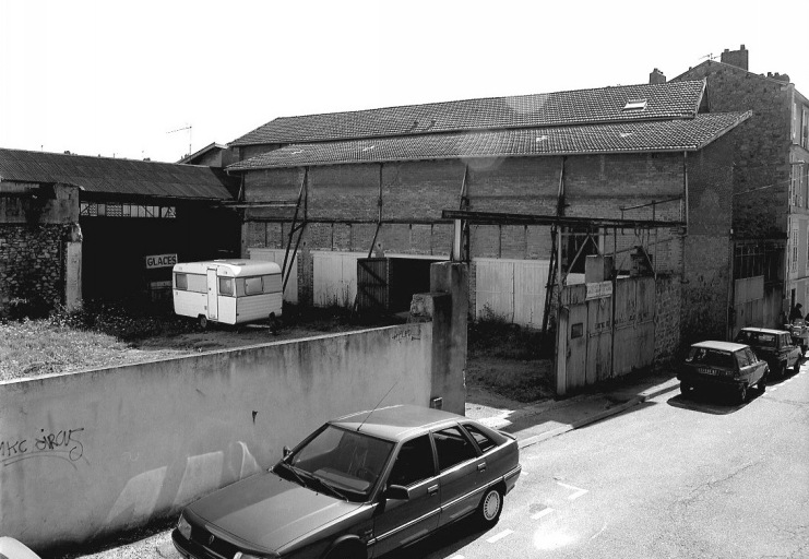 Cour et ateliers, vus de la rue Bobillot.