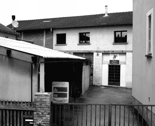 Façade antérieure de l'atelier, cour et hangar.