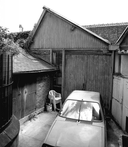Atelier vu depuis la rue du Mas-Loubier.