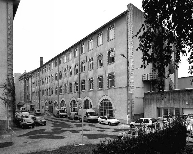 Façade est des ateliers de fabrication alignés sur la rue Jean-Pouyat, vue du nord-est.
