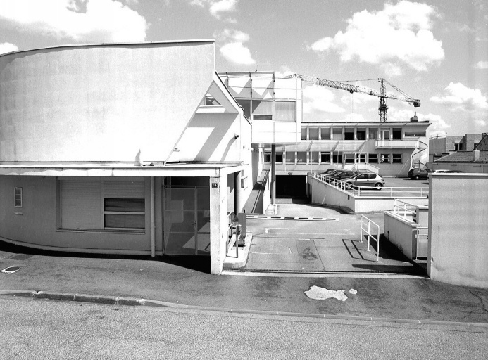 Façade postérieure du bâtiment construit à partir de 1965 (au fond, à droite), vue depuis la rue Montesquieu. Au premier plan, les constructions nouvelles de l'annexe de la Trésorerie Générale.