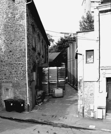 La vinaigrerie vue depuis la rue de Beaupuy. A gauche l'atelier de fabrication, au fond le hangar et les cuves de stockage, à droite les bureaux.