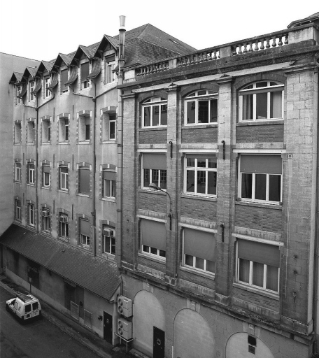 Façade ouest (balustrade en couronnement) du bâtiment assurant la jonction entre les parties nord et sud (façade à lucarnes) des ateliers de fabrication alignés sur la rue Jean-Pouyat.