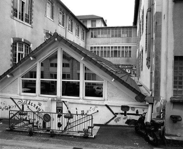 Hangar à gazettes et passerelle situés entre les ateliers d'engazettage nord et sud des deux batteries de fours, vus de l'est.