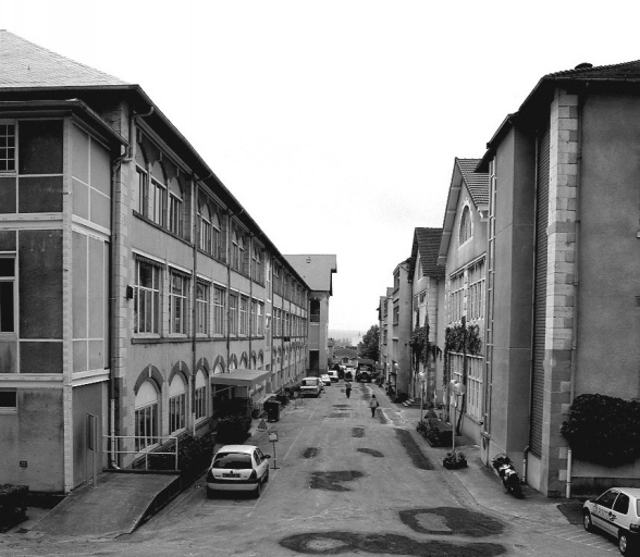 Allée séparant les batteries de fours (à droite) et les ateliers de défournement, polissage, useurs de grains..., vue du nord.