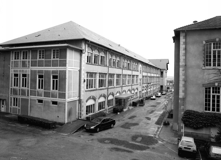 Façade des ateliers de défournement, polissage, useurs de grains... vue du nord-ouest.