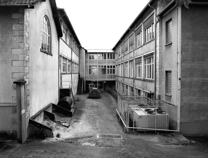 Passerelle reliant les ateliers de défournement, polissage, useurs de grains... (à droite) aux ateliers de décoration (à gauche), vue du nord.