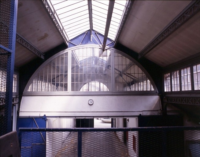 Halle des moufles et cloison scindant la halle, vues depuis la plateforme ajoutée.