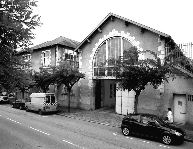Façade antérieure des ateliers de décoration : à droite la halle des moufles, à gauche les 'déchargeoirs' et ateliers de décoration sud.