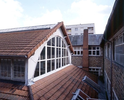 Le pignon est de la halle des moufles vu depuis les ateliers de décoration.