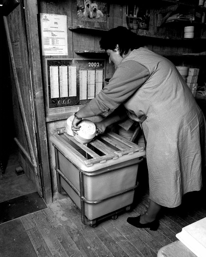 Opération de coulage 'à ciel ouvert' d'un beurrier : rejet de l'excédent de barbotine contenu dans le moule en plâtre, et mise en place pour l'égouttage (30 minutes).