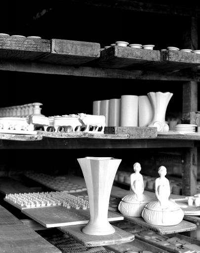 Séchage de pièces avant cuisson au four à dégourdi, et de pièces dégourdies avant cuisson de l'émail.